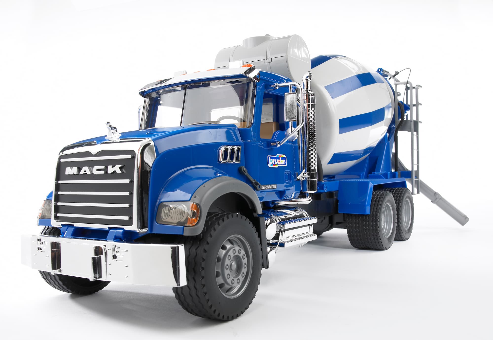 camion toupie à béton mack
