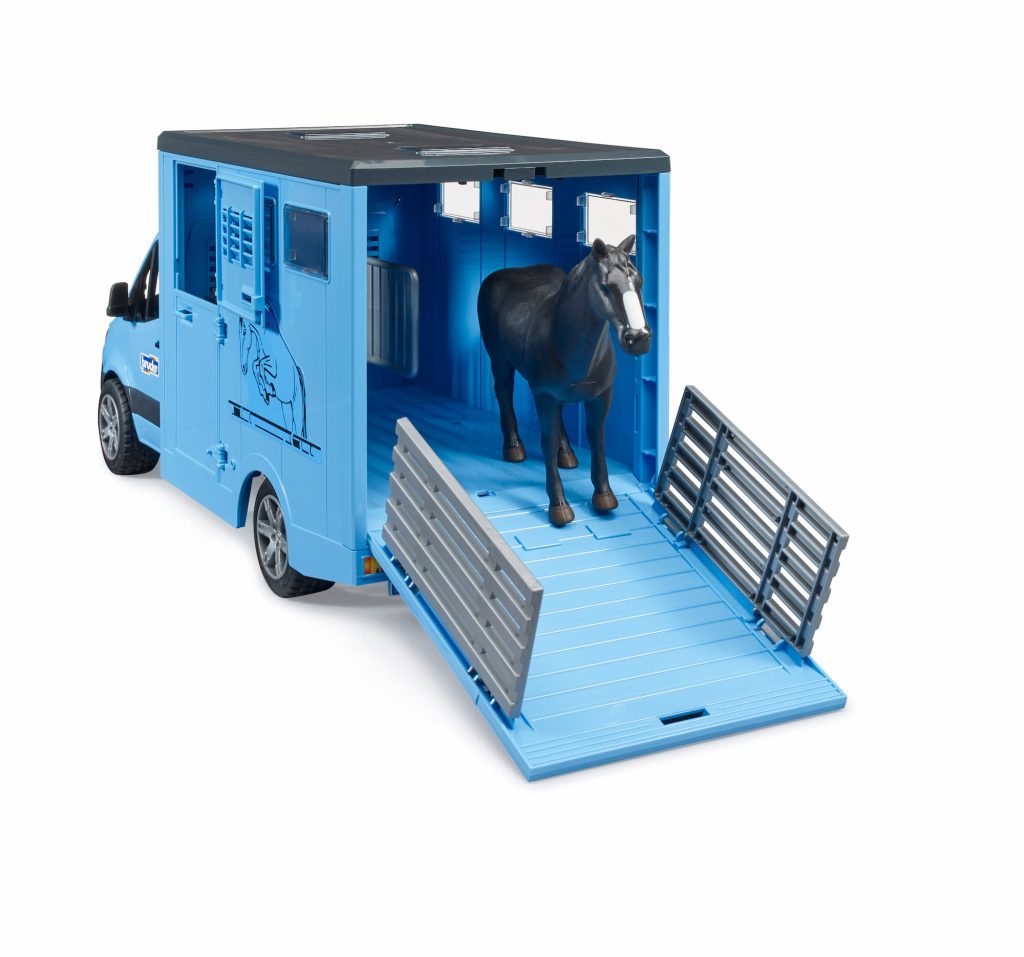 camion transport d'animaux mercedes benz avec son cheval