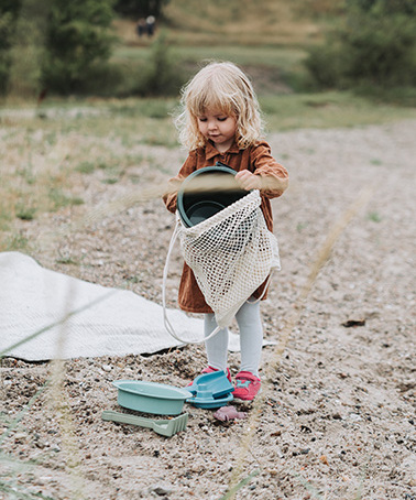 ensemble jouets de plage + petit bateau en plastique recyclé