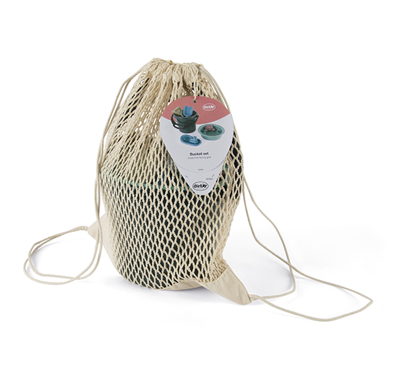 ensemble jouets de plage + petit bateau en plastique recyclé